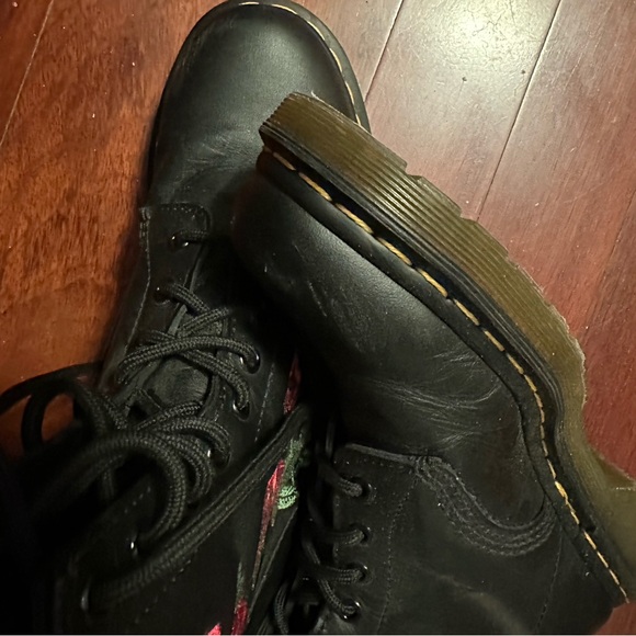 Dr Doc Martens Black 100% Leather Boots with Embroidered Red Roses 1460 Vonda 9 - Picture 13 of 14